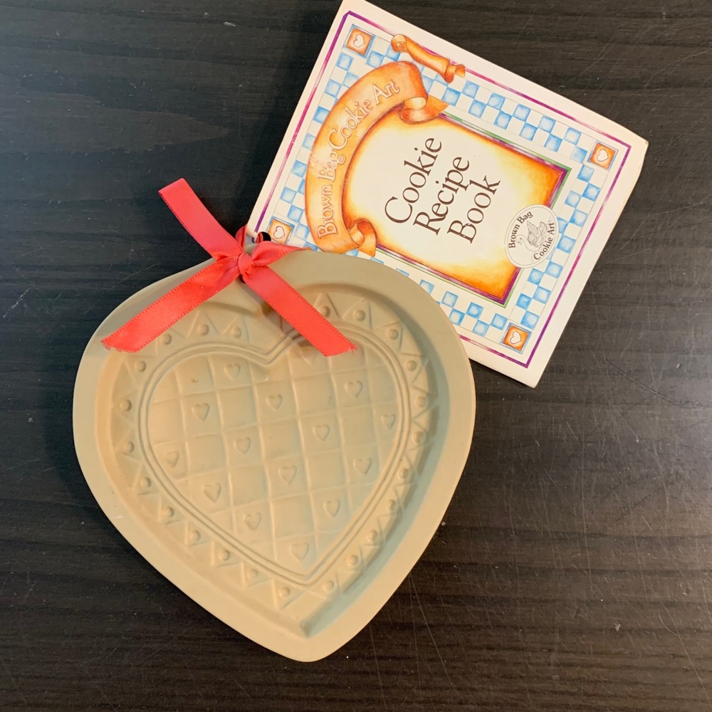 Vintage 1993 Brown‎ Bag Cookie Art Heart Stoneware Mold with Recipe Book USA